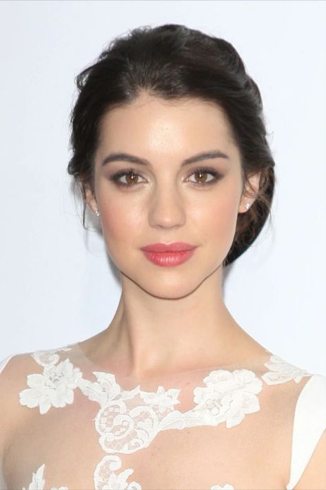 Romantic Natural Classic Adelaide Kane Soft Features Women, Ethereal Essence Outfits, Theatrical Romantic Makeup, Whats My Face Shape, Ethereal Classic, Personal Style Types, Light Summer Color Palette, Romantic Essence, Soft Natural Makeup