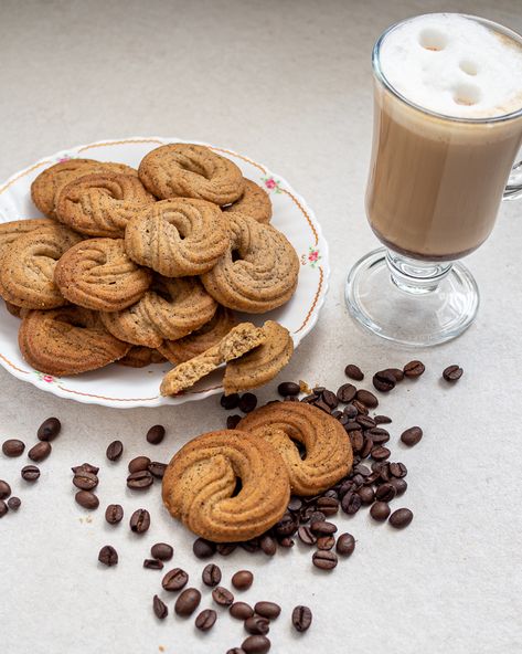 Coffee Butter Cookies, Cookie Aesthetic, Coffee Cookies Recipe, Cookies Cranberry, Cooking Therapy, Cookies Monster, Baking Therapy, Cookie Recipes Decorating, Coffee Biscuits