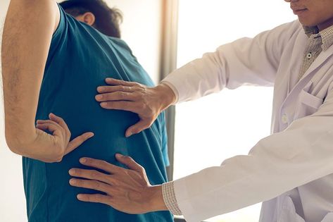 What's the Difference Between Bruised and Broken Ribs? After a rib injury, if you feel unwell or more breathless than usual, seek medical advice immediately. Rib Pain, Referred Pain, Pain Scale, Lung Infection, Causes Of Back Pain, Broken Ribs, Chiropractic Adjustment, Best Doctors, Chest Pain