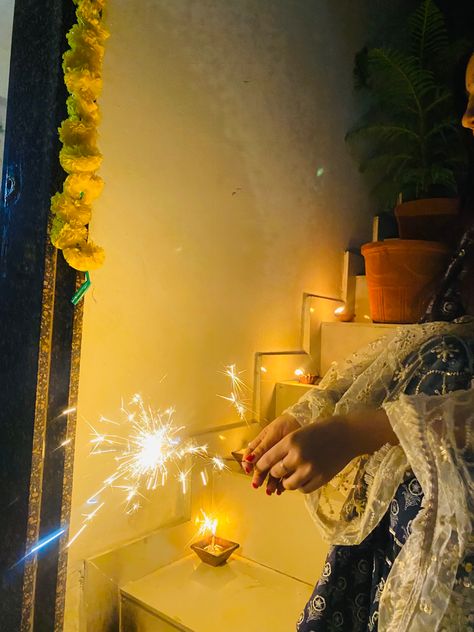 Diwali Girl, Girl Aesthetic Faceless, Aesthetic Diwali, Diwali Aesthetic, Diwali Pictures, Festival Aesthetic, Hand Doodles, Diwali Party, Brother And Sister Love