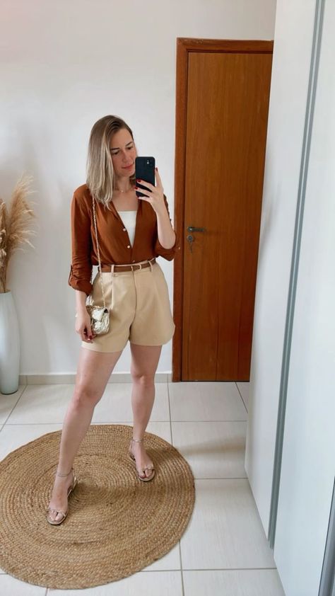 Outfits sofisticados que puedes armar con un short beige | Es la Moda Beige Shorts Outfits Women, Outfit Short Beige, Beige Shorts Outfit, Short Cafe, Looks Com Short, Short Social, Europe Outfits, Beige Outfit, Fashion Fail