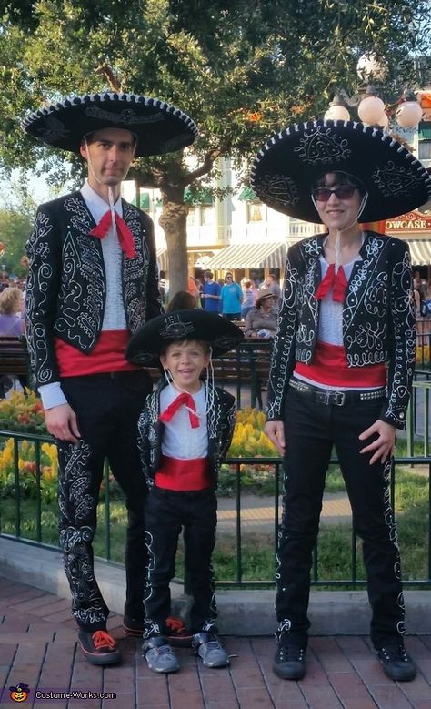 The Three Amigos Family Halloween Costume Idea Family Halloween Photoshoot, The Three Amigos, 2015 Halloween Costumes, 3 Daughters, Three Amigos, Homemade Costume, Costume Works, Halloween Photo, Puffy Paint