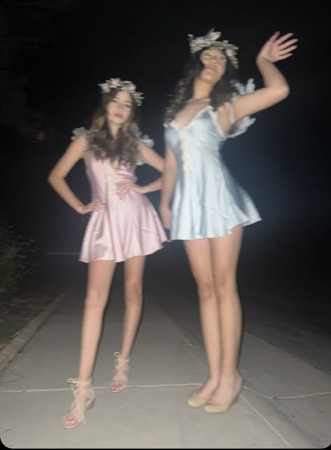 Pretty Duo Halloween Costumes, Halloween Costume Picture Poses, Aesthetic Halloween Ideas Costumes, Duo Costumes Aesthetic, Halloween Instagram Pictures Costumes, Halloween Instagram Pictures, Halloween Costumes Teenage Girl Duo, Emo Halloween Costumes, Blue Fairy Costume