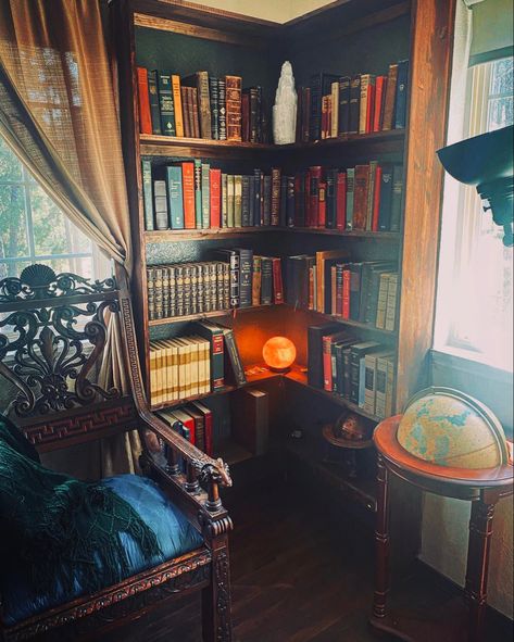 Library Reading Nook, Moody Library, Dark Academia Living Room, Dark Maximalist, Dark Academia Home, Maximalist Home Decor, Moody Decor, Maximalist Home, Dark Home Decor