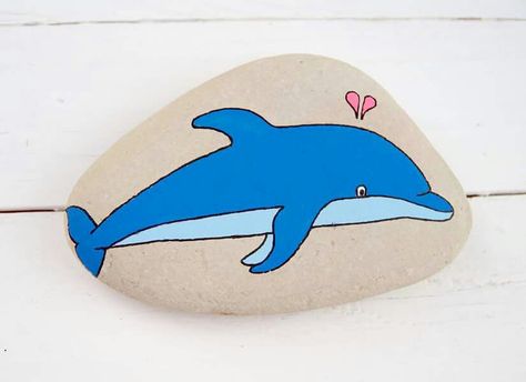 #Dolphin #Dolphins #Delfin #Delfine - Painting on Stone Painted Art on Sea Stones by KYMA - website: http://kymastyle.com - shop: http://kymastyle.dawanda.com - facebook/instagram/twitter: kymastyle - contact 4 orders + infos: kymastyle@yahoo.com Dolphin Pebble Art, Dolphin Rock Painting, Painting On Stone, Turtle Painted Rocks, Dolphin Painting, Sea Stones, Garden Rock Art, Stone Art Painting, Rock And Pebbles