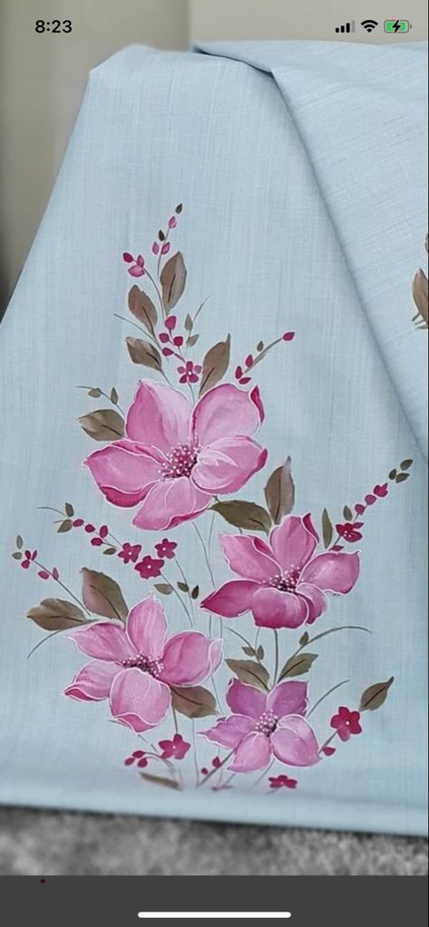 Cute Fabric Painting Ideas, Fabric Paint Designs For Suits, Painting Design For Suits, Kurti Painting Ideas, Fabric Painting On Bedsheet, Fabric Painting Flowers Design, Febric Penting Design Simple, Hand Painted Dupattas Floral, Hand Painted Kurti Designs