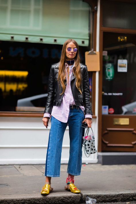 Carlotta Oddi Style, Oxford Shirt Outfit, Carlotta Oddi, Peddle Pushers, Nyc Street Style Summer, Leather Jacket Street Style, Blue Oxford Shirt, Italian Dress, Street Style 2017