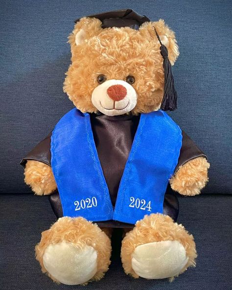 Osito graduado 🎓 Diseñe este osito de graduación como regalo para mi hija María José (Majis) que se gradúa de Ingeniería en Biotecnología por el Tecnológico de Monterrey. El osito es de Teddy Mountain Puebla El birrete y la estola son hechos por mí. La bata de laboratorio y la toga si las mandé a hacer con una costurera. El bordado de la bata de laboratorio y los números de la estola son de Zig Zag. Felicidades mi Majis, te amamos! @majoantonh #graduationbear #teddybeargraduation #ositosgrad... June 1, Zig Zag, Comics, On Instagram, Instagram, Design