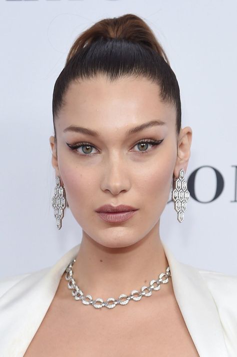 Winter Make-up, Bella Hadid Makeup, New Makeup Trends, Bella Hadid Photos, Eyeliner For Beginners, Fox Eyes, Black Lipstick, Best Eyebrow Products, Makeup Tips For Beginners