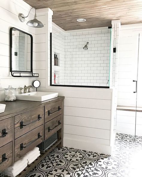 Farmhouse Bathroom Design, Rustic Farmhouse Bathroom, Farmhouse Shower, Bad Inspiration, Modern Farmhouse Bathroom, Bad Design, Farmhouse Bathroom Decor, Farmhouse Bathroom, Cool Stuff