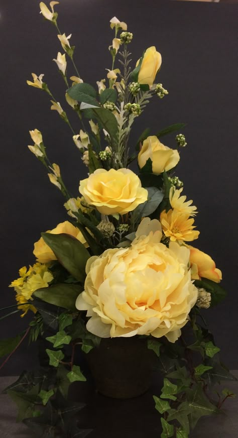 How To Make A Large Floral Arrangement, Yellow Rose Flower Arrangement, Yellow Roses Arrangement, Yellow Floral Arrangements, Flowers Arrangements Ideas, Yellow Flower Arrangements, Fresh Flower Arrangement, Spring Flower Arrangements, Large Flower Arrangements