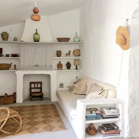 Beach House Decor Living Room, Mediterranean Interior, Spanish House, Dorm Room Decor, Scandinavian Home, Puglia, Beach House Decor, House Inspo, Beautiful Interiors