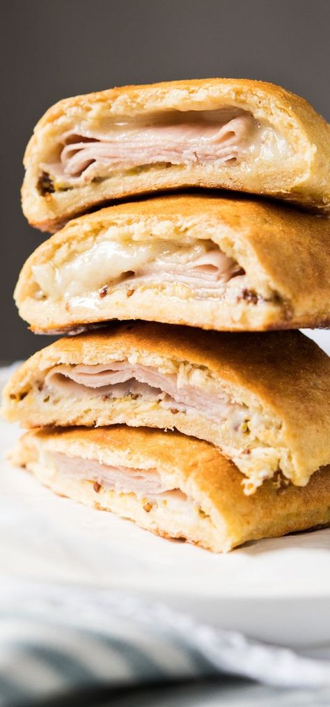 Gluten Free, Low Carb & Keto Hot Pockets #keto #lowcarb #glutenfree #ketobreakfast #hotpockets #healthyrecipes Gluten Free Hot Pockets, Keto Dough, Gf Appetizers, Keto Pastry, Keto Entrees, Easy Breakfast Treats, Edible Ideas, Keto Pork, Desayuno Keto