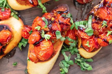 Easy Blistered Tomato Bruschetta Recipe (15 mins) | The Mediterranean Dish Best Vegetarian Lasagna, Tomato Bruschetta Recipe, Blistered Tomatoes, Italian Bruschetta, Homemade Italian Seasoning, Fresh Tomato Recipes, The Mediterranean Dish, Tomato Bruschetta, Vegetarian Lasagna