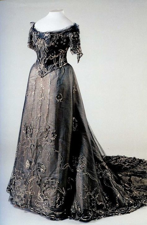 Black dress worn by Alexandra Feodorovna (State Hermitage Museum - St. Petersburg, Russia) | Grand Ladies | gogm Empress Alexandra Feodorovna, 1900s Dress, Dress 1900, Empress Alexandra, Alexandra Feodorovna, 1900s Fashion, Era Fashion, Hermitage Museum, Robes Vintage