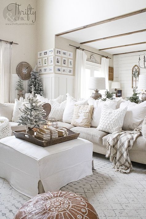 Neutral Living Room Christmas Decor, Cream And White Christmas Decor, White And Beige Christmas Decor, Christmas Theme Living Room, Cozy Living Room Christmas, White Christmas Throw Pillows, Christmas Decor Living Room, Winter Living Room Decor, Living Room Christmas Decor