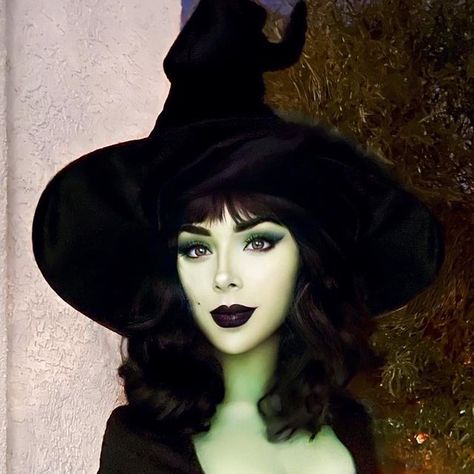 P A R I S on Instagram: "Hope you all had an amazing Halloween!!🎃🖤 I had so many cool looks planned for this year, but 2021 has been the craziest/busiest year of my life, so unfortunately they just didn’t happen. Instead, I threw this silly little costume together in like 20 minutes and spent the holiday with my family and it ended up being the best Halloween ever. To the many of you who have expressed your disappointment in not seeing Halloween content from me this year, I promise I missed it Green Witch Halloween Costume, Witch Costume Aesthetic, Green Witch Costume, Halloween Witch Costumes, Green Halloween Costume, Wicked Witch Costume, Costume Aesthetic, Halloween Makeup Witch, Crochet Quote