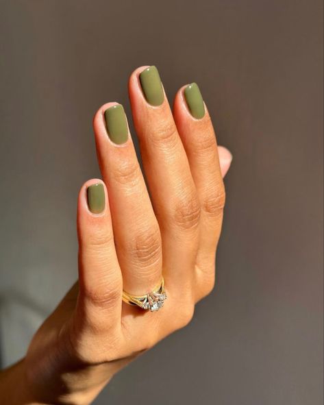 sage green nails Nail Art Vert, Shellac Nail Colors, Olive Nails, Miss Green, Cute Short Nails, Green Nail Designs, Shellac Nails, Nail Designs Glitter, Short Nail Designs