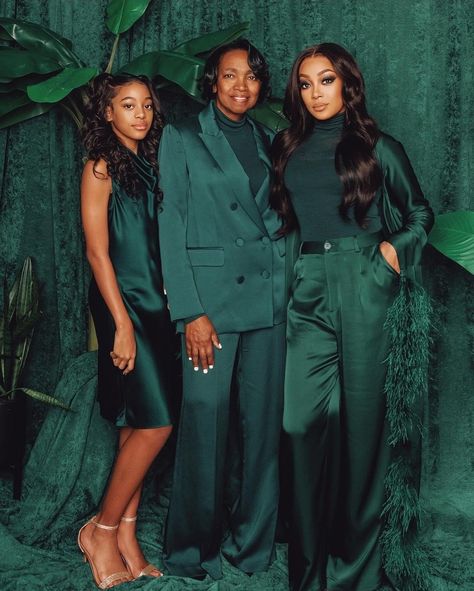 Sister Photoshoot Black Women, Black Cousins Photo Shoot, Group Photoshoot Black Women, Sister Photo Shoots Black, Melanin Family Photoshoot, Sibling Pics, Green Monochromatic, Family Picture Ideas, Future Relationship