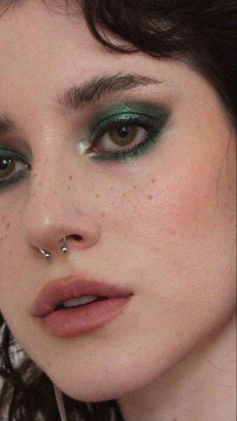 Minimal Dark Makeup, Creative Eye Makeup For Hooded Eyes, Eye Makeup Inspo Grunge, Dramatic Eye Makeup Brown Eyes, Simple Punk Makeup, Fall Grunge Makeup, Witchy Makeup Aesthetic, Whimsigothic Makeup, Soft Alternative Makeup