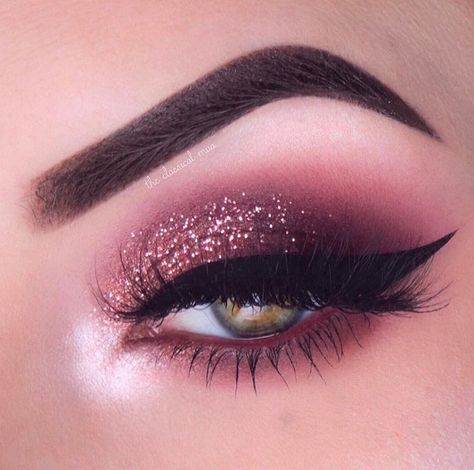 Burgundy Eyeshadow Looks, Navy Eye Makeup, Burgundy Eye Makeup, Burgundy Eyeshadow, Pastel Eyeshadow, Gold Makeup Looks, Eye Makeup Images, Glitter Makeup Looks, Peach Makeup