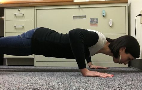 'I Took Pushup Breaks At Work Every Day For A Month, And Here’s What Happened’  http://www.womenshealthmag.com/fitness/push-up-breaks-at-work?utm_campaign=DailyDose Roller Exercises, Foam Roller Exercises, Push Up Workout, Month Workout, Push Up Challenge, Runners High, Workout Calendar, Body Hacks, Thigh Exercises