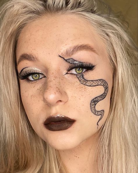 Taylor Swift Face Paint Ideas, Snake Makeup Eye, Taylor Swift Face Paint, Reputation Makeup Ideas, Snake Eyeliner, Snake Eye Makeup, Reputation Makeup Taylor Swift, Snake Makeup Look, Midnights Makeup