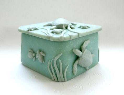 A side view of the Turtle box, handcrafted in polymer clay. Clay Box Ideas Aesthetic, Box Pottery Ideas, Slabs Box Ceramics Ideas, Ceramic Box Design, Clay Boxes With Lid Aesthetic, Clay Boxes With Lid Ideas, Air Dry Clay Box With Lid, Box Clay Ideas, Clay Jewelry Box Ideas