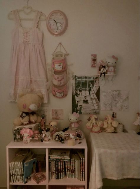 Via @reodokanojyo #room #decor #pink #hellokitty #sanrio Morute Room, Room Decor Pink, Cool Room Decor, Aesthetic Bedroom Ideas, Cute Room Ideas, Home Board, Cozy Room Decor, Pretty Room, Pretty Decor