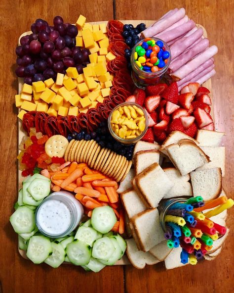 Cutlery Board Food Ideas, Board Food Ideas, Cutlery Board, Snacking Board, Cuterie Board, Christmas Eve Appetizers, Food Ideas Easy, Christmas Gala, Kid Christmas