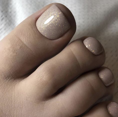 Neutral Toe Nails, Gold Toe Nails, Fall Toe Nails, Toenail Art, Fall Toes, Pedicure Colors, Toe Nail Color, Gel Toes, Wedding Nail