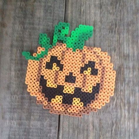 Hama Beads Halloween, Perler Creations, Halloween Fest, Pearl Beads Pattern, Fuse Bead Patterns, Holiday Beading, Perler Bead Templates, Perler Crafts, Diy Perler Bead Crafts