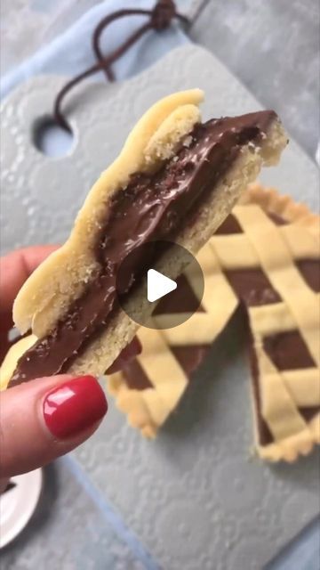 Enrica Panariello on Instagram: "CROSTATA ALLA NUTELLA che resta sempre cremosa come appena spalmata♥️🧏🏻‍♀️ venite a scoprire il trucchetto!  Se vi piace, Salvate il Video e condividetelo, grazie per il sostegno☺️  🥧Stampo 20 cm  Ingredienti:  ⁃ 280/300 g farina  ⁃ 100 g di zucchero ⁃ 1 uovo intero ⁃ 1 tuorlo ⁃ 80 g di olio di semi ⁃ 1 cucchiaino raso di lievito per dolci ⁃ 1 limone buccia grattugiata ⁃ 1 pizzico di sale ⁃ 350 g Nutella  FORNO statico 170°   TRUCCHETTI & NOTE✨  ⁃ Per fare restare la nutella morbida è importante coprirla durante la cottura con un foglio di alluminio che farà da scudo e scoprirla solo gli ultimi 10 minuti.  ⁃ Potete sostituire il foglio di alluminio con una teglia usa e getta messa capovolta sulla crostata in modo da fare da scudo al calore.   ⁃ Dopo av Nutella Crostata Recipe, Nutella, 20 Cm, On Instagram