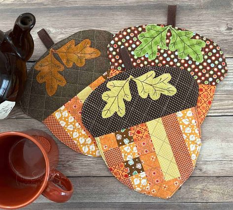 Acorn Potholder Pattern, Acorn Mug Rug Pattern, Fall Pot Holders Quilted, Seasonal Sewing Projects, Fall Placemats Patterns, Pot Holders Diy Free Pattern, Acorn Coasters, Potholders To Sew Free Pattern, Machine Binding A Quilt