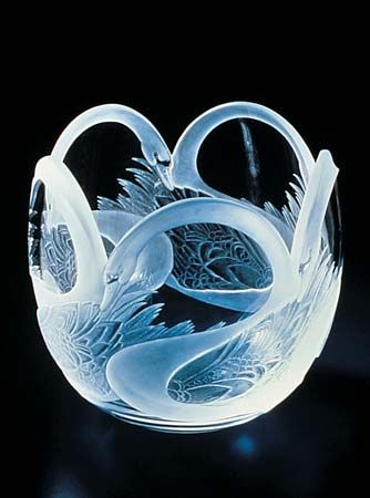 Photograph:A glass bowl with a swan design was made in the 20th century by Steuben Glass Works, the American manufacturer of some of the finest and most expensive glassware in the world. Swan Design, Steuben Glass, Bijoux Art Nouveau, Glass Engraving, Art Of Glass, Gorgeous Glass, Homework Help, Art Glass Vase, Crystal Art