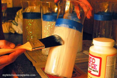 DIY Glitter Vase - My Kitchen Escapades Inexpensive Centerpieces, Glitter Dress Short, Glitter Vases, Vase Diy, Sisters Wedding, Glitter Glasses, Wonderland Theme, Diy Glitter, Glitter Slime