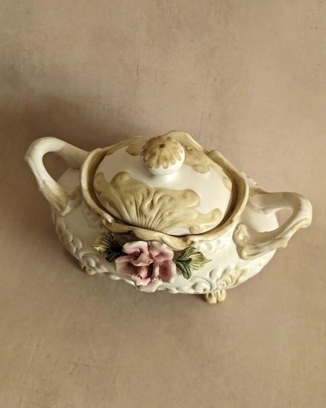 AVAILABLE 🌹 Italian Porcelain Rose Tureen🌹 💸 £42 via website FREE UK p+p 🌹 Capodimonte repro from late 20th century 🌹 Measures 26cm wide, 15.5cm tall, 16cm deep 🌹 See website for more photos and video #capodimonte #vintageporcelain #vintagehomewares Rococo Ceramics, Italian Porcelain Figurines, Capodimonte Porcelain, Kutani Porcelain, Capodimonte Figurine Lamps, Porcelain Roses, Free Website, Late 20th Century, Vintage Porcelain