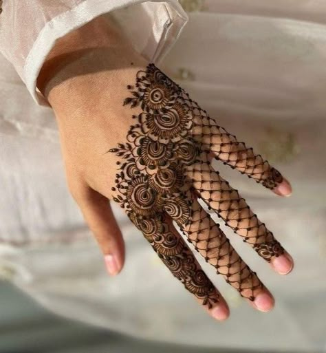 Henna Mehandi Unique, Arabic Henna Designs Back Hand, Cute Henna Designs, Tattoo Designs Hand, Eid Mehndi, Mehndi Designs Fingers, Eid Mehndi Designs, Henna Mehndi Designs, Eid Henna