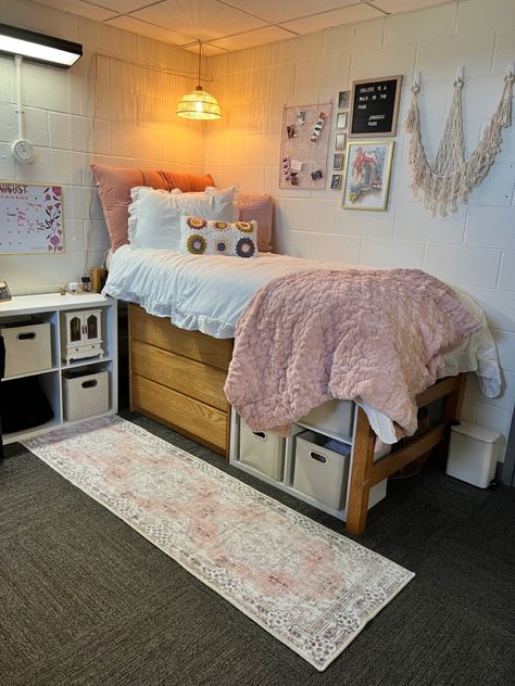 Dorm Room Ideas Brick Wall, Small Dorm Layout, Pink And Cream Dorm Room, Fun College Dorm Room Ideas, Dorm Room Carpet, Ecu Dorm Room Ideas, New York Dorm Room, Dorm Set Up Ideas, Dorm Underbed Storage Ideas