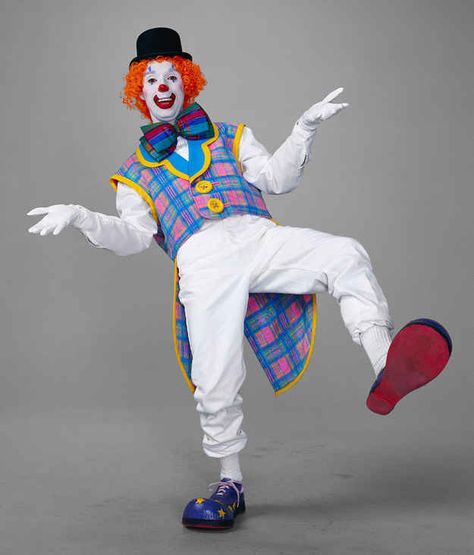 Millions of adults claim to have a fear of clowns. Not sure if you're one of them? Take a look at this photo. Not so scary, right? Fear Of Clowns, Clown Images, Scary Clown Makeup, Clown Shoes, Send In The Clowns, Circus Costume, Clown Faces, Pantomime, Circus Clown