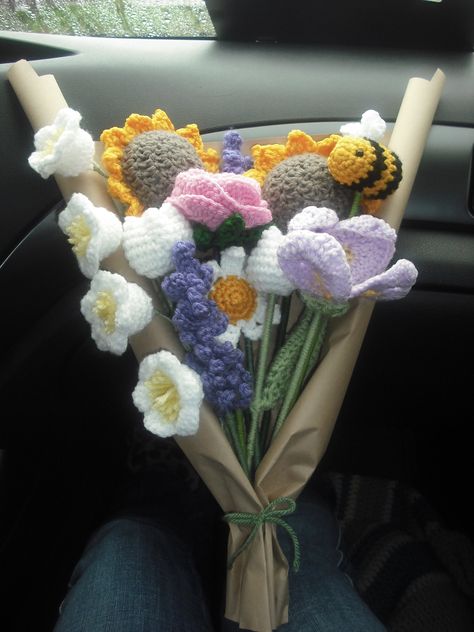 Crochet Flower Bouquet With Bee, Crochet Flower Bouquet, Dopamine Dressing, Crochet Flower, Crochet Ideas, Crochet Designs, Sewing Ideas, Crochet Flowers, Flowers Bouquet