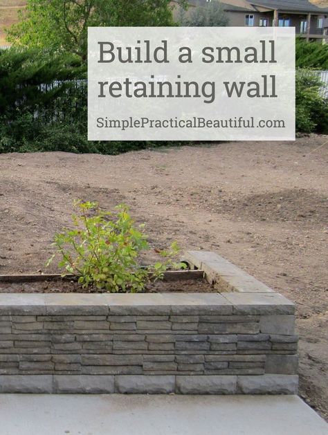 How to build a small retaining wall with interlocking bricks and drainage Retaining Wall Drainage, Landscaping Boulders, Retaining Wall Fence, Wall Gardening, Small Retaining Wall, Diy Retaining Wall, Backyard Retaining Walls, Hill Landscaping, Building A Retaining Wall