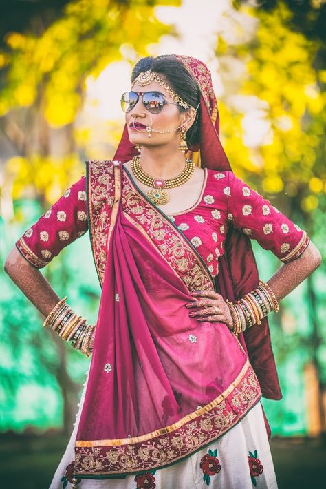 शादी की तस्वीरें, Bridal Pose, Indian Bride Poses, Indian Bride Photography Poses, Makeup Gold, Indian Bridal Jewelry, Indian Wedding Poses, Bride Photos Poses, Indian Wedding Bride