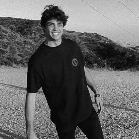 Noah Centineo Peter Kavinsky, Noah Centineo, Peter Kavinsky, Noah Centineo Cute, Noah Centineo Snapchat, Noah Centineo The Perfect Date, Noah Centineo The Recruit, Noah Centineo Memes Funny, Noah Cyrus