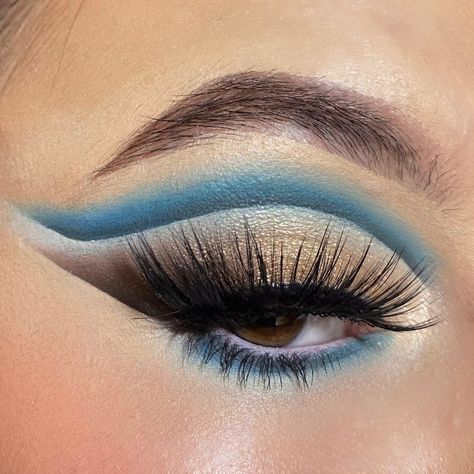 Blue Cutcrease Eyemakeup, Cutcrease Eyemakeup, Maquillaje Cut Crease, Blue Cut Crease, Cut Crease Eye Makeup, Cut Crease Eye, Cut Crease Makeup, Graphic Liner, Brown And Blue