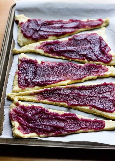 Ube Jam Desserts, Pan De Ube Recipe, Ube Pastry, Ube Extract Recipe, Ube Potato, Taro Food, Yam Bread, Ube Bread, Ube Roll