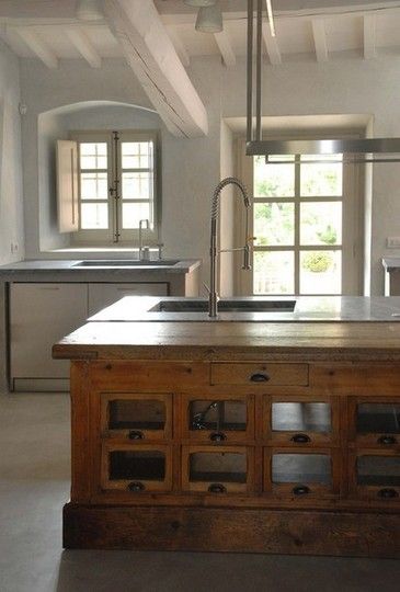 old shop counter reinvented Dapur Rustic, Shop Counter, Kitchen Benches, Apartment Kitchen, Large Kitchen, Beautiful Kitchens, Rustic Kitchen, Decor Rustic, Country Kitchen