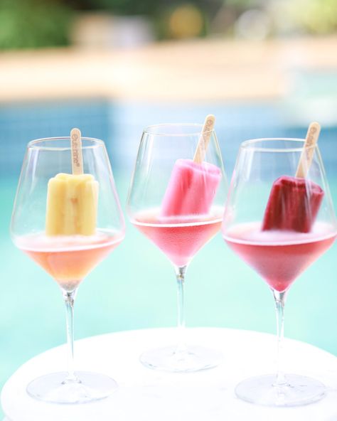 Coconut Water Popsicles, Popsicle Cocktail, Homemade Fruit Popsicles, Prosecco Drinks, Sparkling Grape Juice, Strawberry Popsicles, Watermelon Popsicles, Simple Cocktail, Wine Spritzer