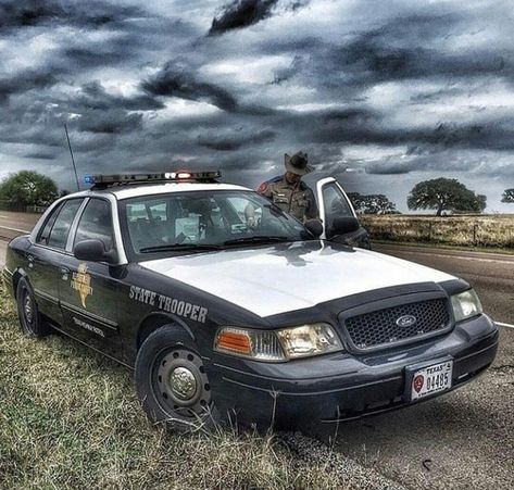 Victoria Wallpaper, Us Police Car, Texas State Trooper, Crown Victoria Police Interceptor, Texas Highway, Crown Vic, Old Police Cars, Old American Cars, Victoria Art