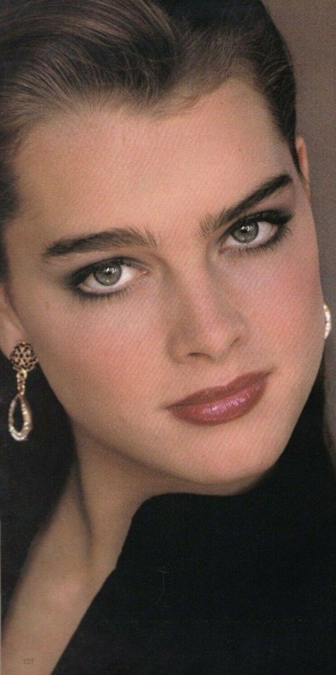 Brooke Shields 2000s, Brooke Shields Makeup, Brooke Shields Young Aesthetic, Brooke Shields Hair, Brooke Shields Now, Brooke Shields Eyebrows, Brooke Shields 80s, Young Brooke Shields, Brooke Shield